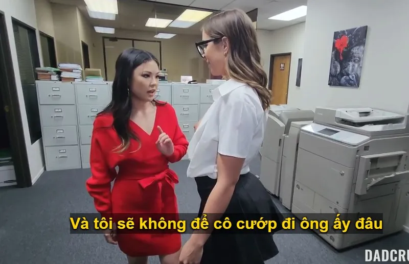 Bố dượng trúng độc đắc xxx cùng lúc cô bé và em trợ lý riêng
